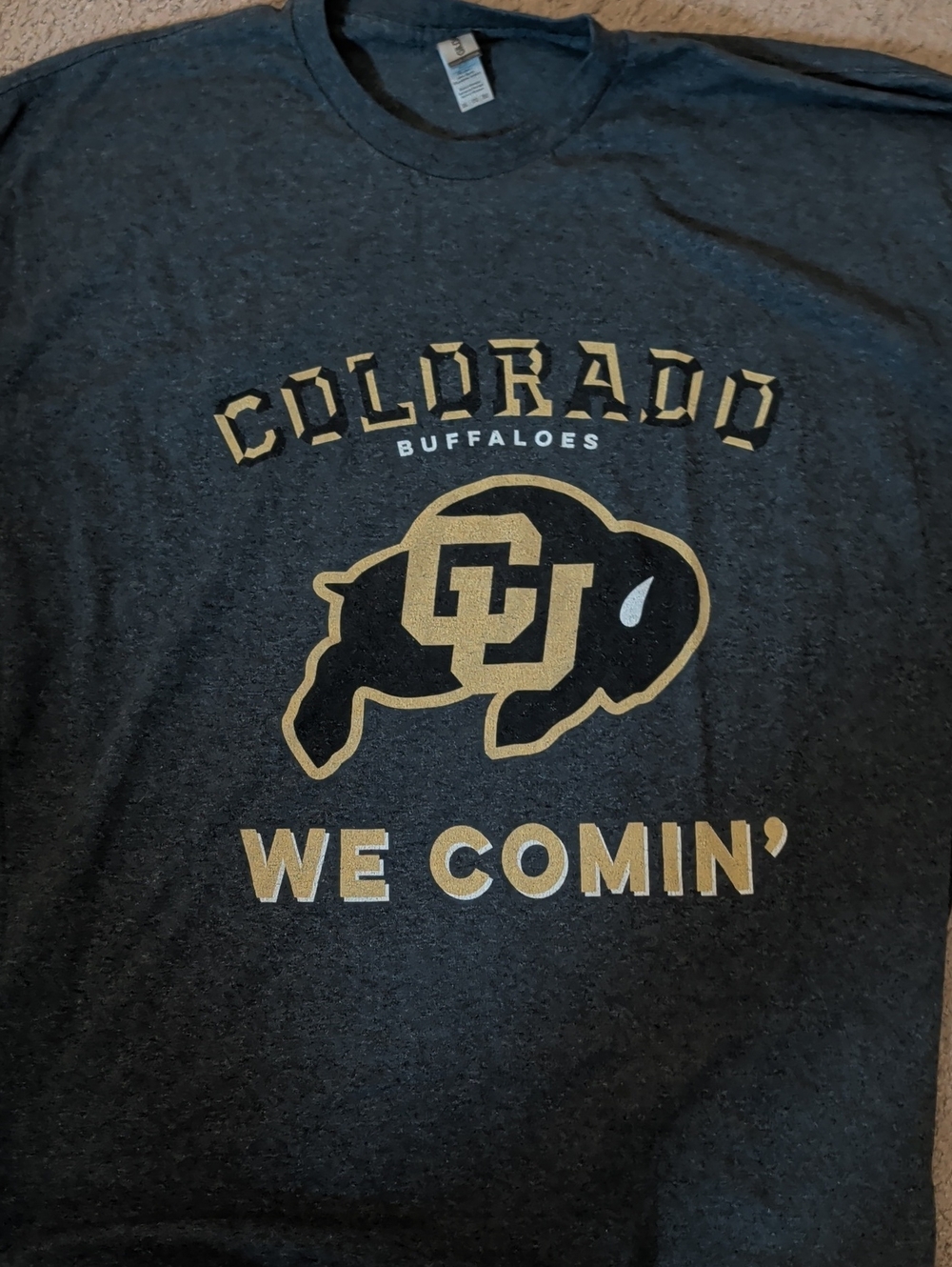Gildan Heavy Cotton Tee in Charcoal with Gold Tag Detail